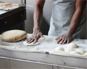 Panadero preparando masa